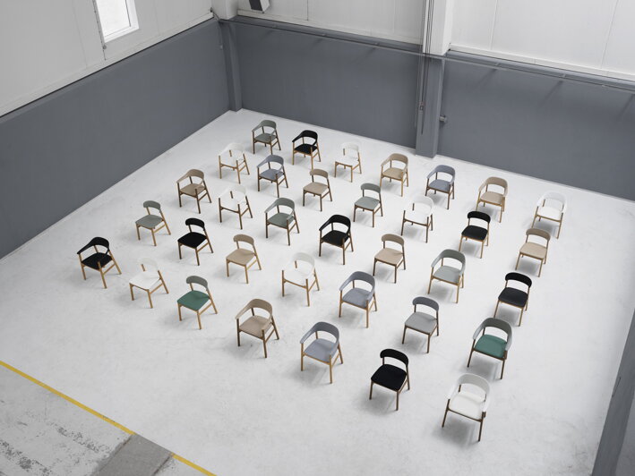 Jedálenské stoličky v rôznych farebných kombináciách v radoch za sebou