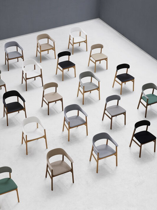 Jedálenské stoličky rôznych farieb umiestnené v radoch za sebou