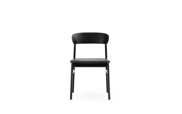 Detail prednej strany čiernej stoličky