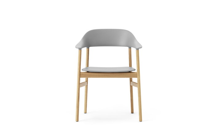 Detail prednej strany sivej stoličky s podrúčkami