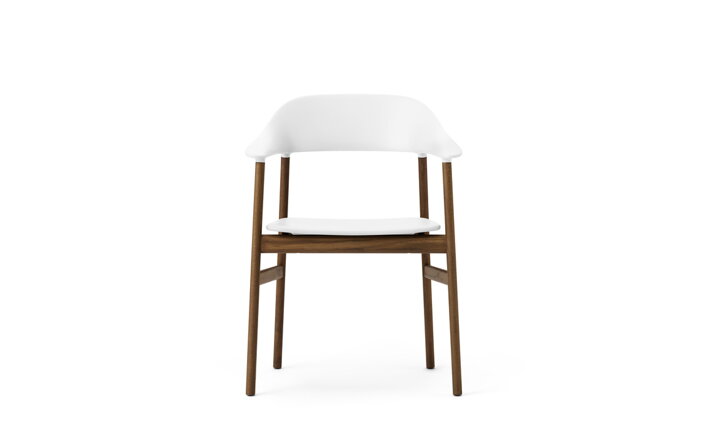 Detail prednej strany bielej stoličky s podrúčkami