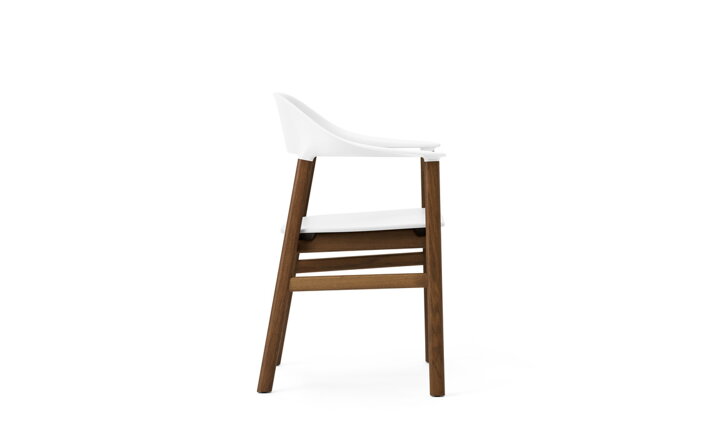 Detail bočnej strany bielej stoličky s podrúčkami