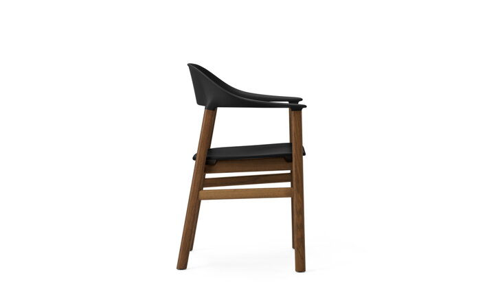 Detail bočnej strany čiernej stoličky s podrúčkami