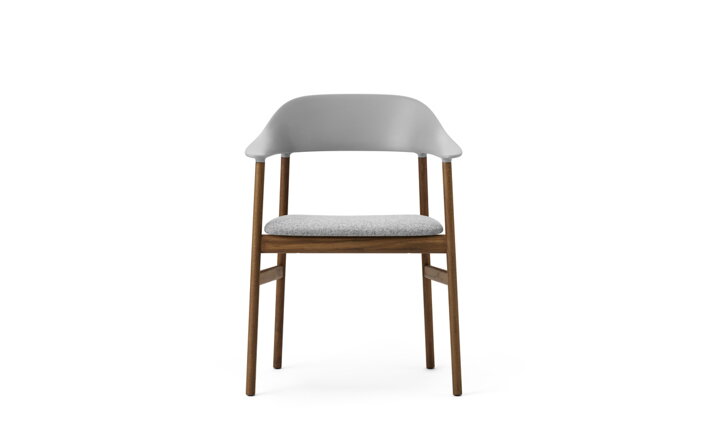 Detail prednej strany sivej stoličky s podrúčkami