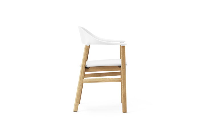 Detail bočnej strany bielej stoličky s podrúčkami