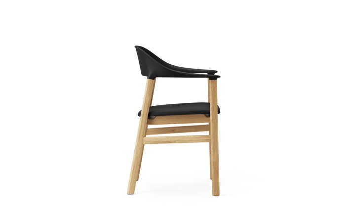 Detail čiernej stoličky s podrúčkami z boku