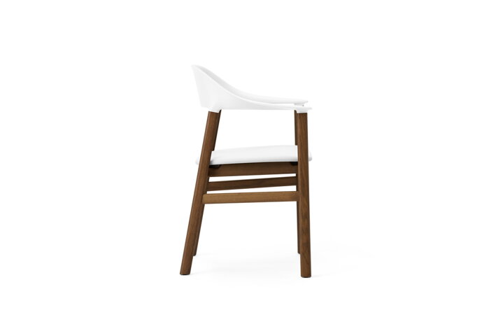 Detail bočnej strany bielej stoličky s nohami z dymového dubu a s čalúnením