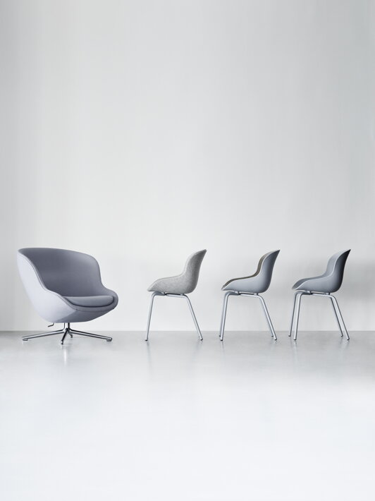 Kreslo a jedálenské stoličky v sivej farbe