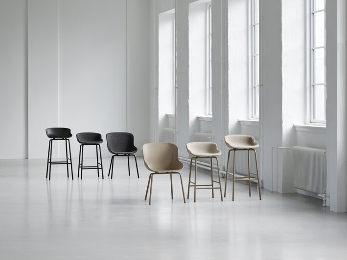 Jedálenské stoličky rôznych tvarov a veľkostí v čiernej a prírodnej farbe