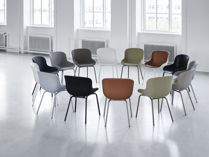 Jedálenské stoličky rôznych farieb umiestnené v kruhu
