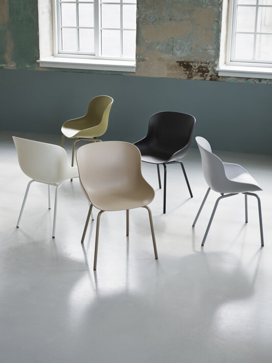 Jedálenské stoličky rôznych farieb rozmiestnené po miestnosti