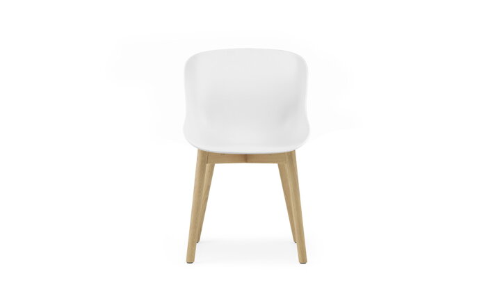 Detail bielej jedálenskej stoličky s dubovými nohami