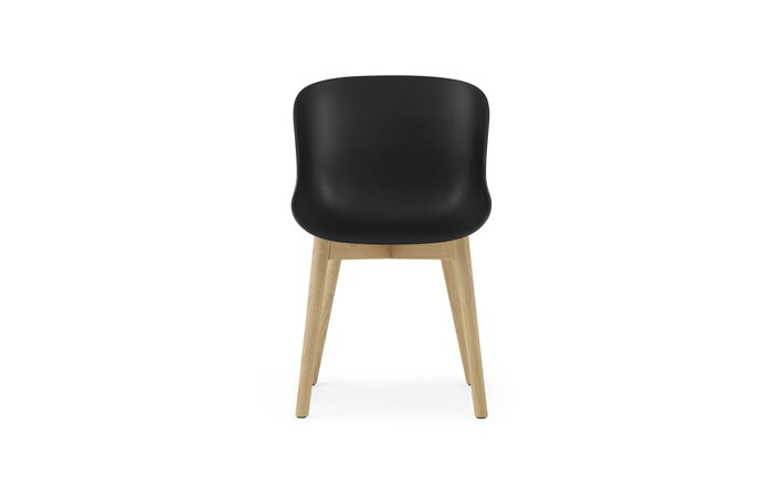 Detail čiernej stoličky s dubovými nohami