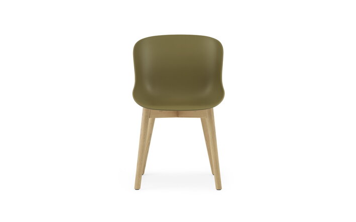 Detail olivovozelenej jedálenskej stoličky s dubovými nohami