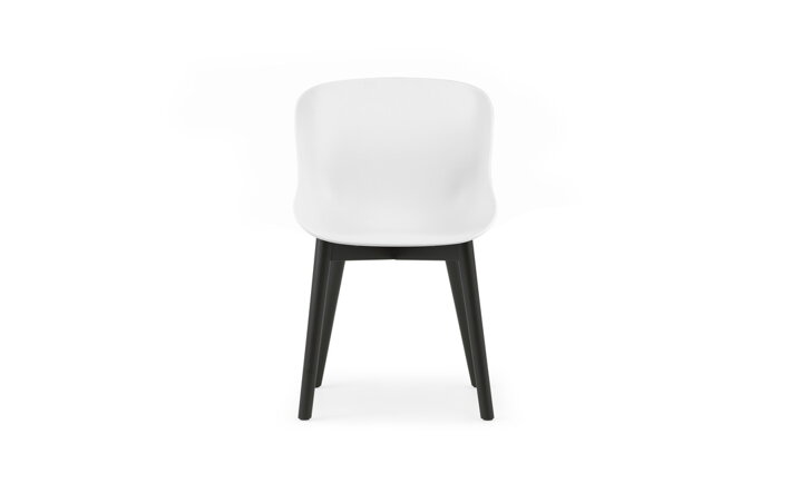 Detail bielej jedálenskej stoličky s čiernymi dubovými nohami