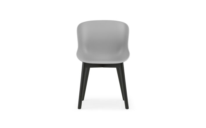 Detail sivej jedálenskej stoličky s čiernymi dubovými nohami