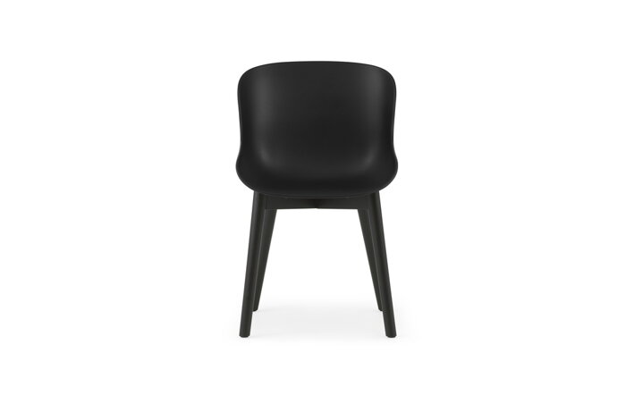 Detail čiernej jedálenskej stoličky s čiernymi dubovými nohami