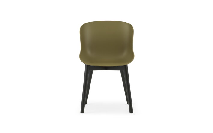 Detail olivovozelenej jedálenskej stoličky s čiernymi dubovými nohami
