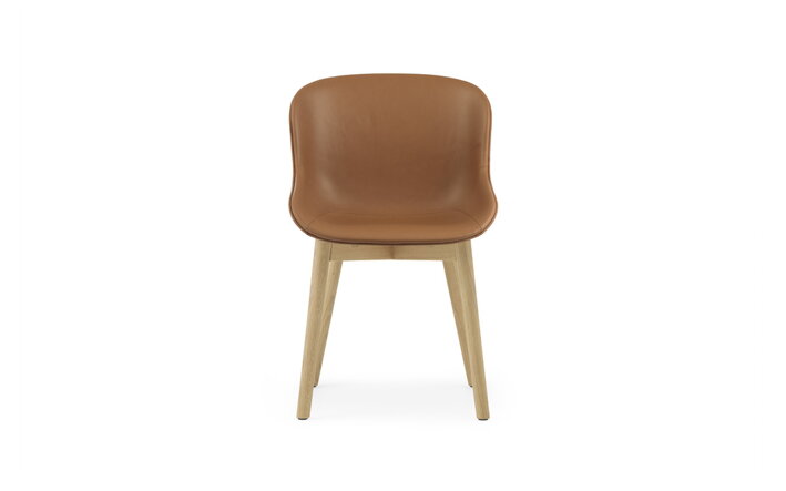 Detail hnedej stoličky s dubovými nohami a s hnedým čalúnením z kože