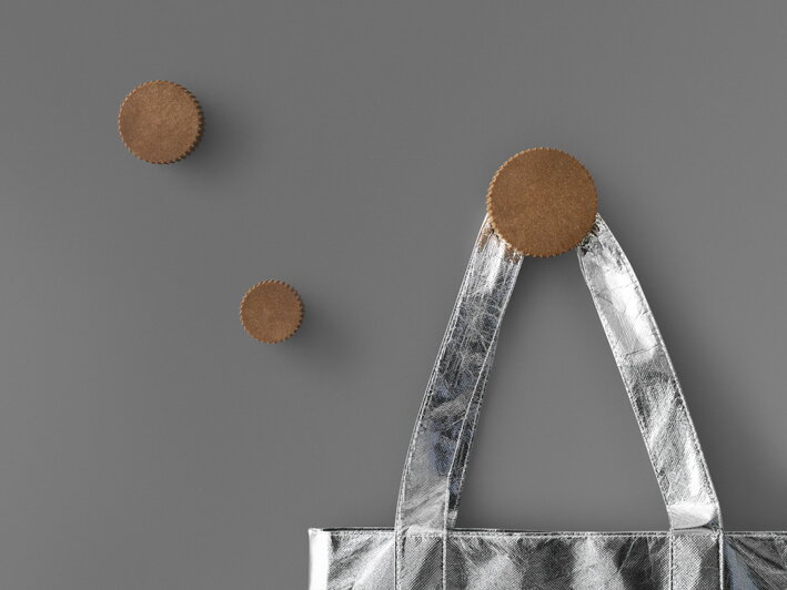 Dizajnové háčiky na stenu Chip v troch veľkostiach na zavesenie tašiek a oblečenia