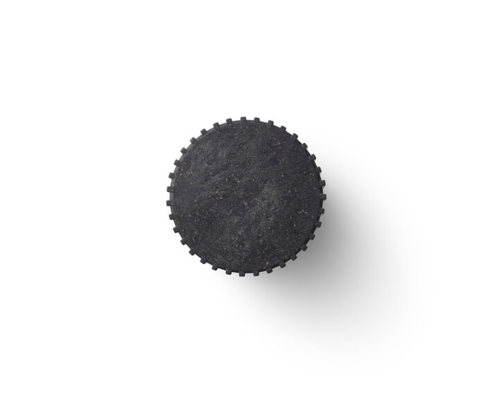 Malý čierny háčik na stenu Chip v dizajne ozubeného kolesa