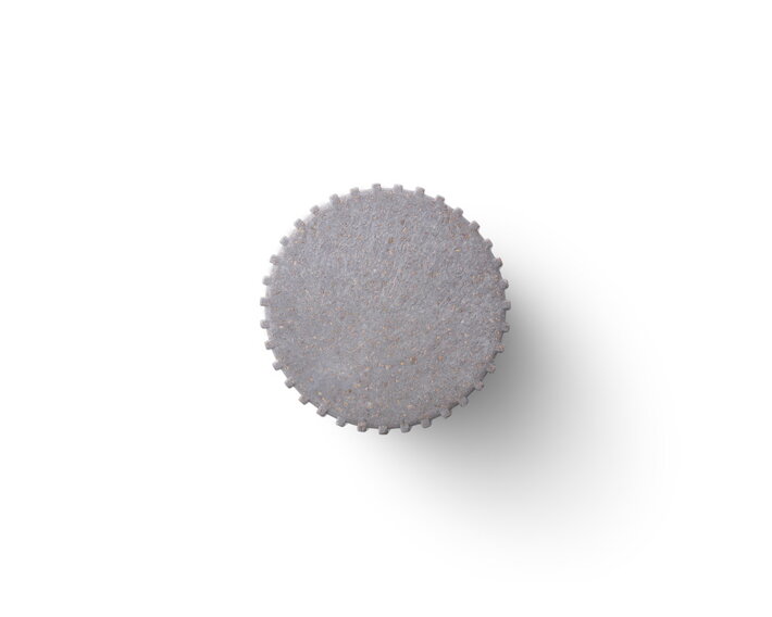 Malý sivý háčik na stenu Chip v dizajne ozubeného kolesa