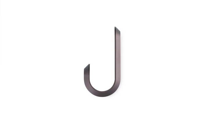 Matný hnedý háčik Curve Mini v tvare písmena "J"