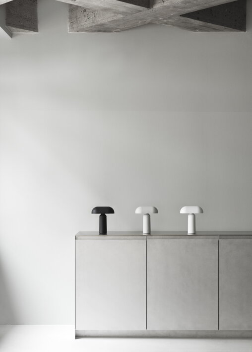 Dizajnové nabíjateľné lampy s minimalistickým dizajnom v industriálnom priestore