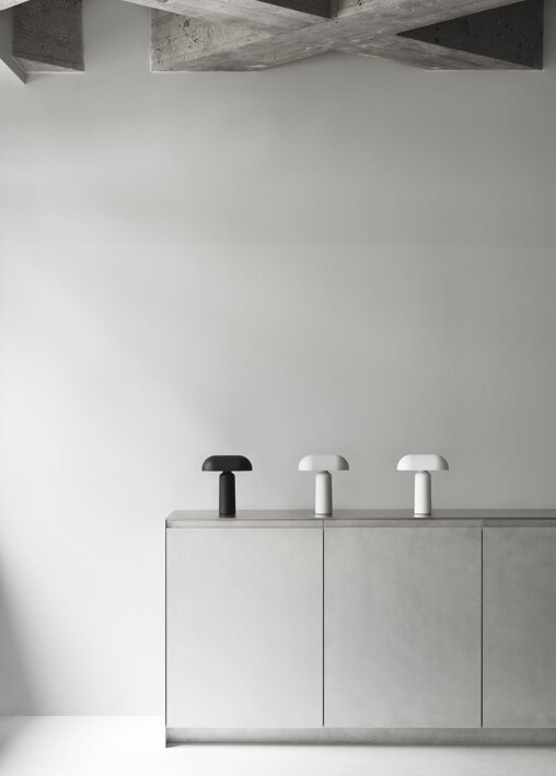 Dizajnové nabíjateľné lampy s minimalistickým dizajnom v industriálnom priestore