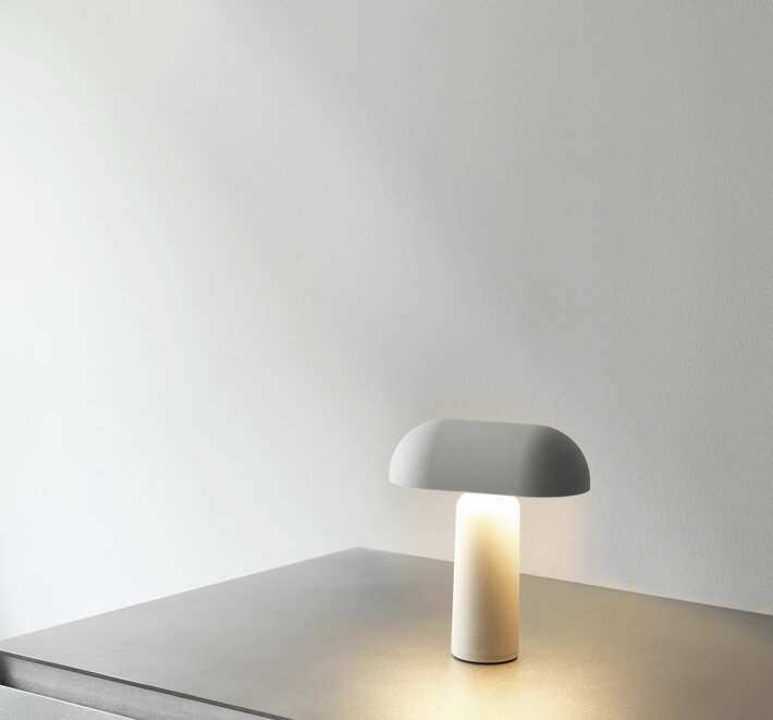 Biela prenosná lampa v tvare hríbika