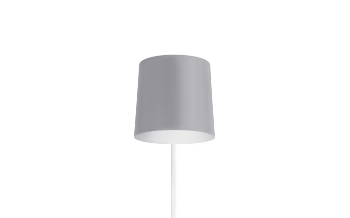 Sivá nástenná lampa s dreveným podstavcom a napájacím káblom