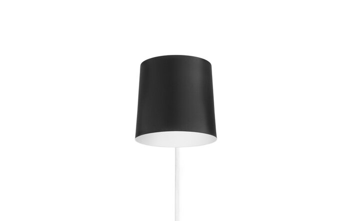 Čierna nástenná lampa s dreveným podstavcom a napájacím káblom