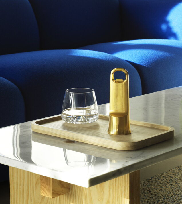 Číry dizajnový pohár na whiskey na konferenčnom stolíku v obývačke