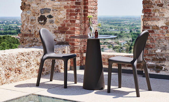 Hnedá dizajnová stolička na kamennej terase