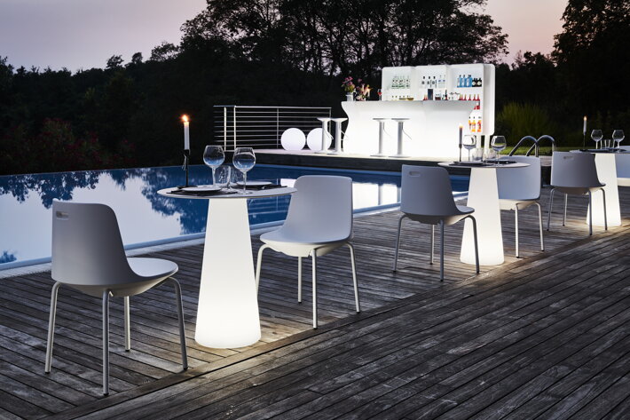 Vonkajší jedálenský stôl s osvetlením na terase v reštaurácii