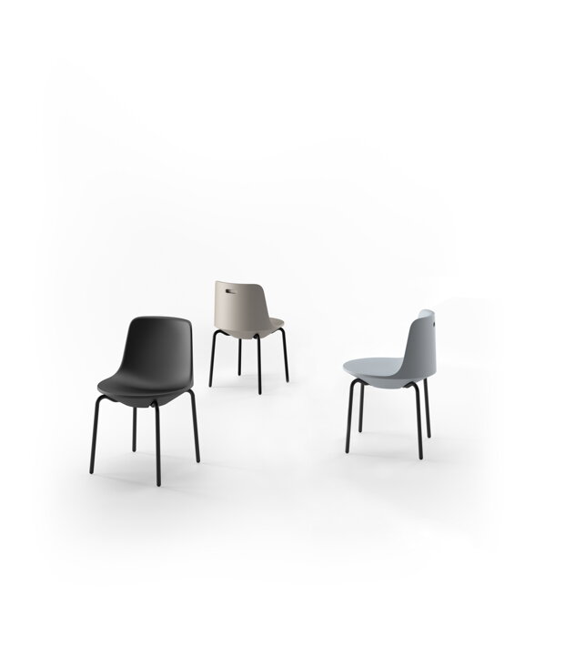 Tri vonkajšie stoličky v rôznych farbách s čiernymi nohami