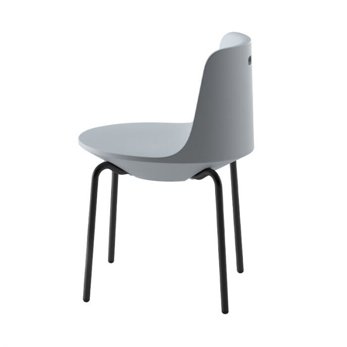 Dizajnová vonkajšia stolička vo svetlošedom prevedení s čiernymi nohami