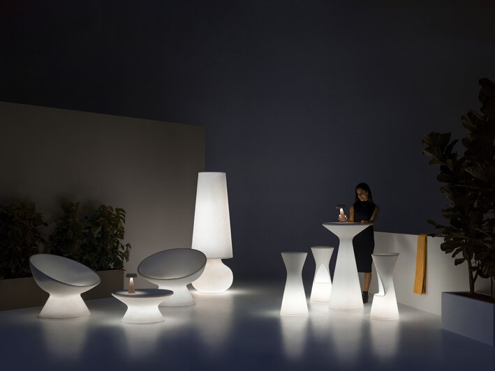 Dizajnový vysoký stôl s osvetlením na terase so stoličkami