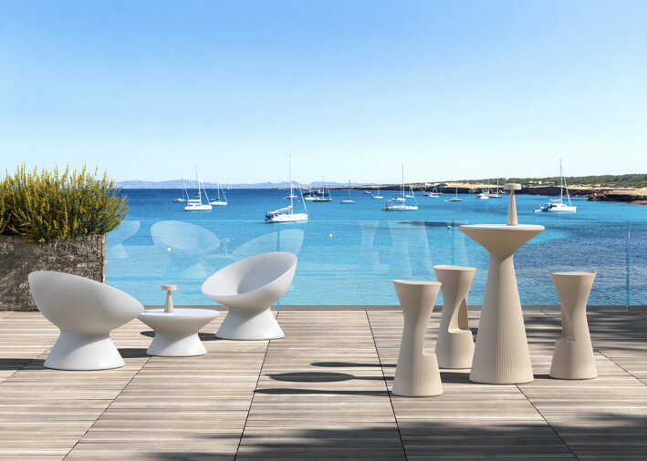 Štýlový vysoký stôl s bielym vekom na letnej terase pri bazéne