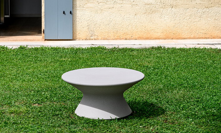 Odolný okrúhly stolík z bieleho plastu na trávniku