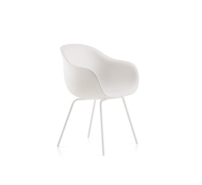 Dizajnová vonkajšia stolička v bielom prevedení