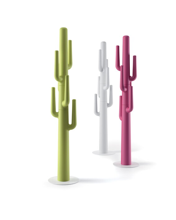 Tri samostatne stojace vešiaky na kabát v tvare kaktusu v zelenej, ružovej a bielej farbe