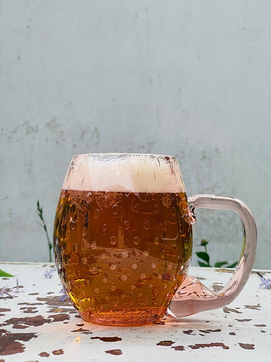 Ružový veľký ručne fúkaný pohár na pivo Slza s načapovaným pivom