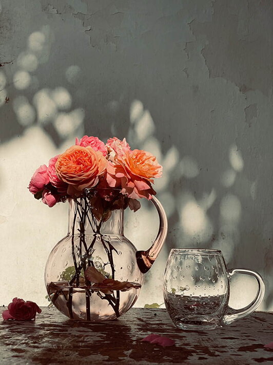 Malý číry pohár na pivo Slza pri ružovej váze s kvetmi