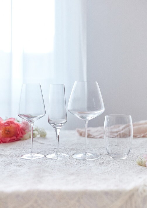 Minimalistická kolekcia krištáľových pohárov na biele a červené víno, sekt a vodu