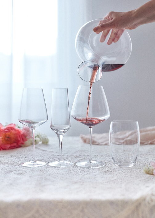 Oblé, ručne fúkané poháre na červené víno z číreho krištáľu s elegantnou karafou