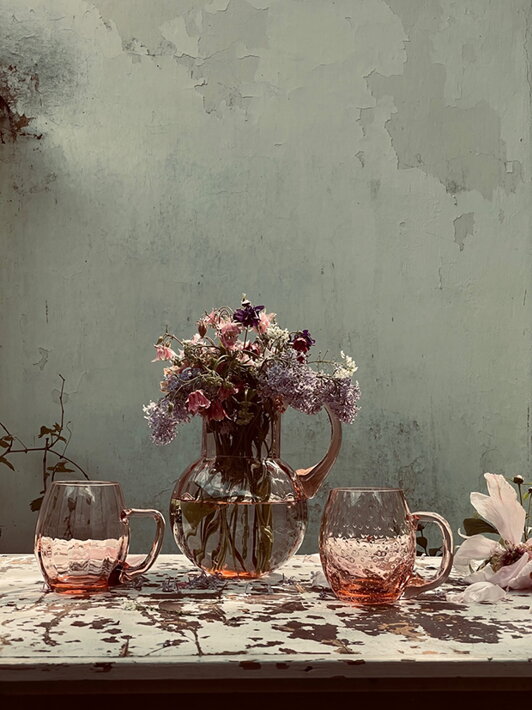 Ručne fúkané ružové poháre na pivo Marie a Slza pri váze s kvetmi