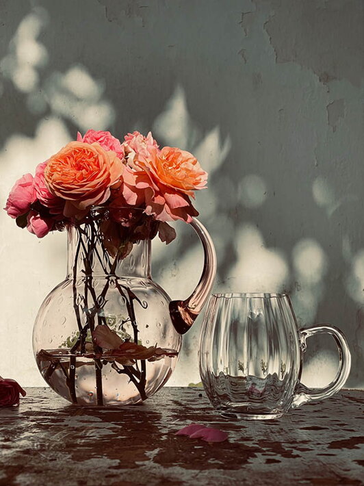 Číry malý pohár na pivo Marie z ručne fúkaného skla pri ružovej váze s kvetmi