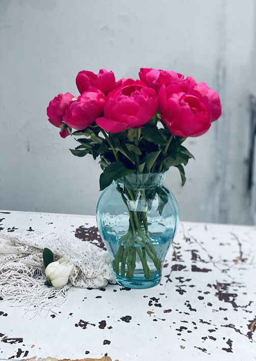 Modrá antická krištáľová váza s ružovými pivonkami