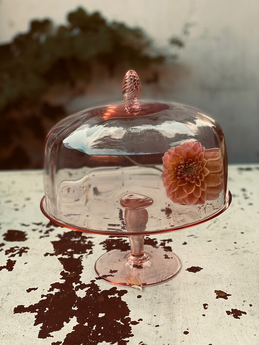 Veľký sklenený poklop z ručne fúkaného ružového krištáľu na tortovom podnose s kvetom